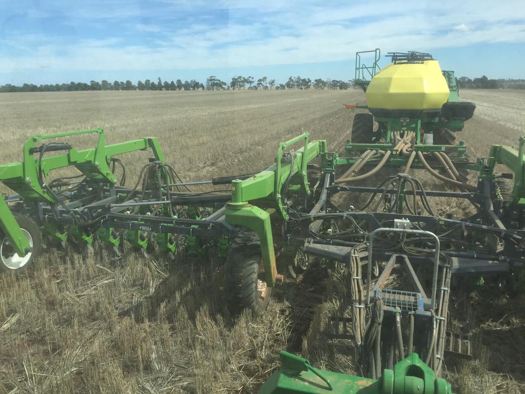 quambyag's tweet photo. Midday movies r over. Vetch going in for sheep tucker. #bossag http://t.co/7bFDE4wjkr