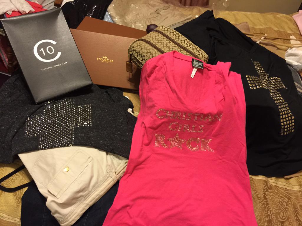 CoachQueen15's tweet photo. Packing....decisions SMH!
#BirhdayGirlBlues 
#CQout 
✌️💗😎🎂🚢 http://t.co/4PtgQg2WvT