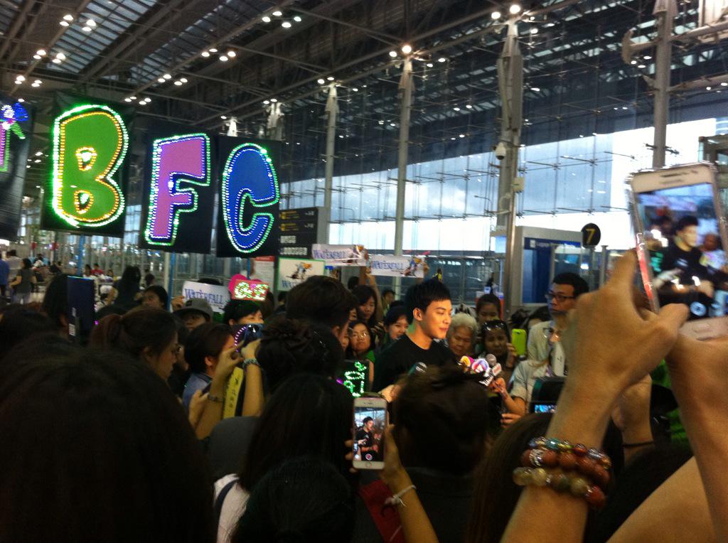 DG_BIEFAN's tweet photo. บรรยากาศร่ำลาอบอุ่น ขอให้พี่บี้เดินทางปลอดภัย ทำงานให้เต็มที่คับ #BieSukrit #WATERFALLthemusical http://t.co/PtXcCGq5jn