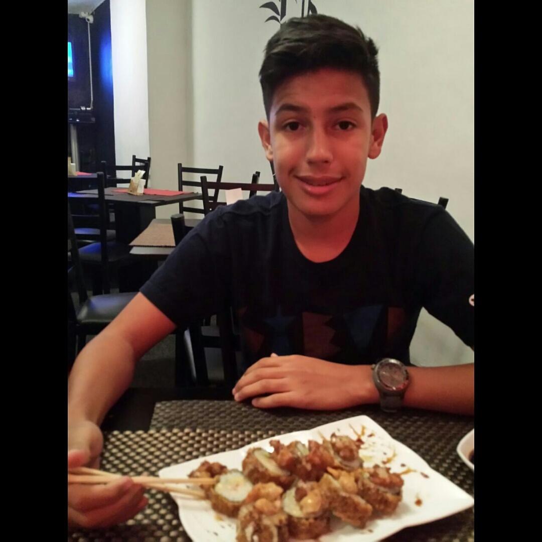 tusushiparty's tweet photo. Oscar comiendo Yokohama, #recomendado por los chef Guillermo Echeverría y Reider Terán. http://t.co/KENbs2ozla