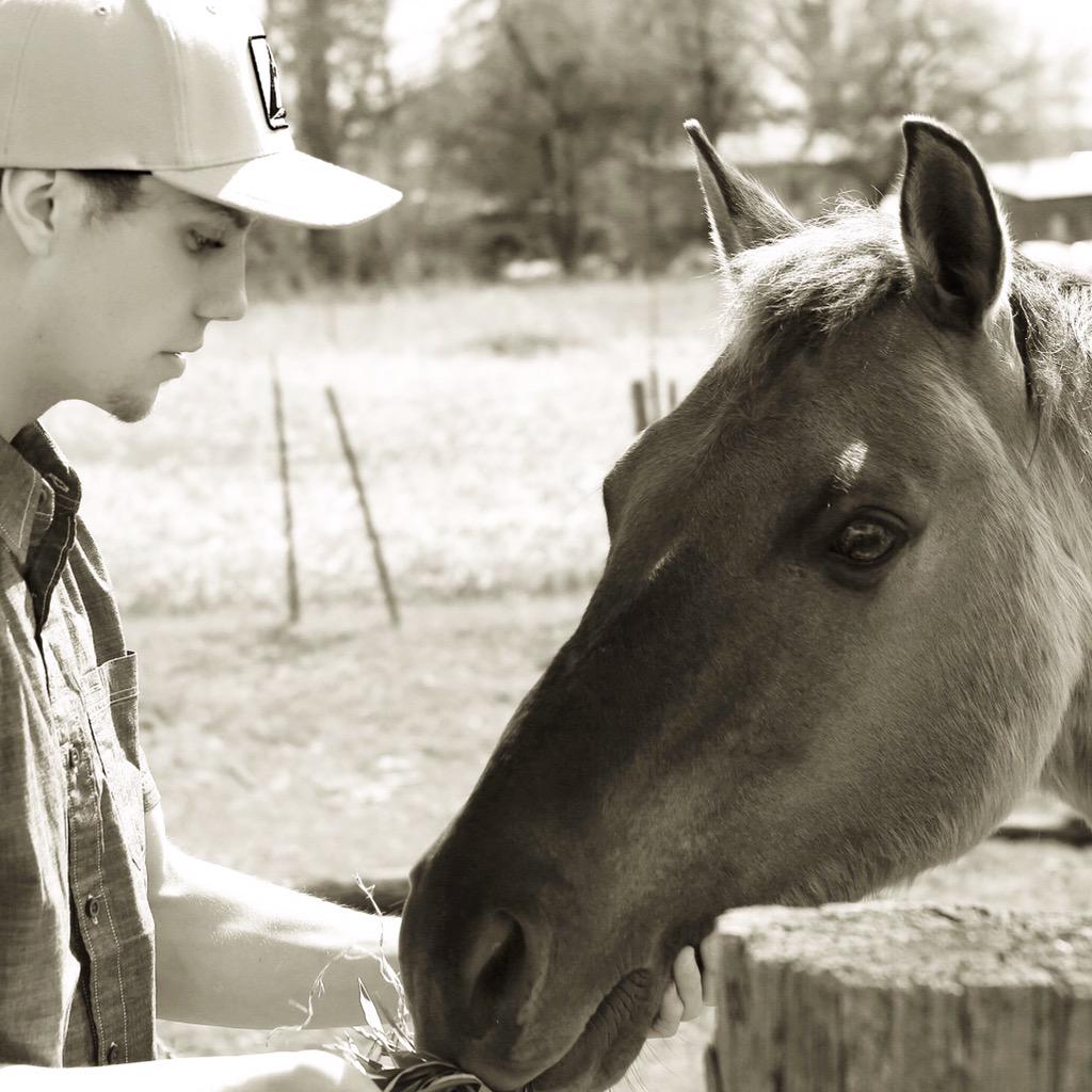 LoganMckay55's tweet photo. Been offering a tender hand since '95. #HorseWhisperer #GentleTouch #DelicateRose #Blessed #LiveLifeLove #hashtag http://t.co/lKwUg72jFm