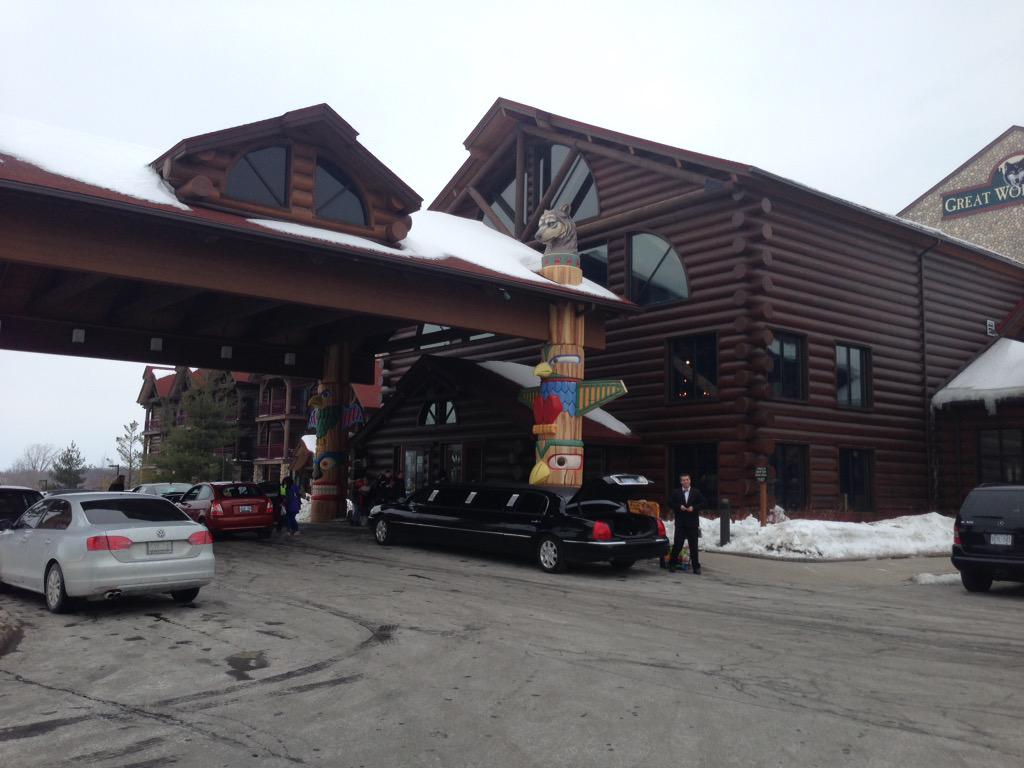 KnightLimo's tweet image. What's better than a bunch of kids going to Great Wolf Lodge in Niagara Falls ON? Going in Knight Limo of course!