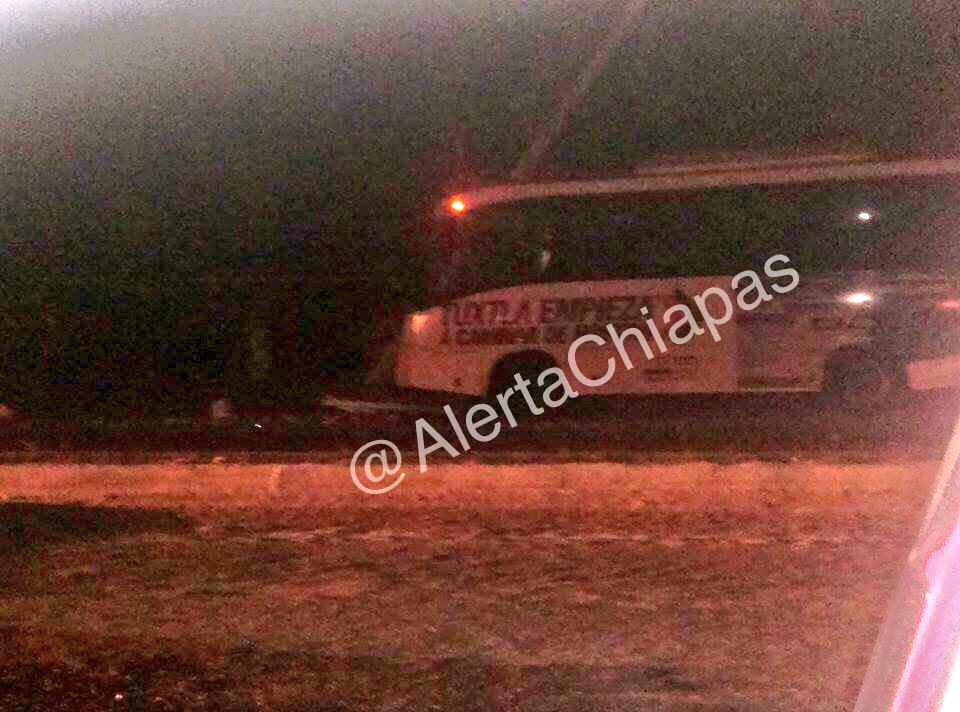 AlertaChiapas's tweet image. Precaución accidente en carretera a Emiliano zapata a altura de protección civil (conejo bus se impacta en poste)