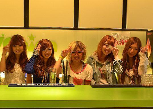 【ギャルカフェ】＠渋谷

メイドカフェならぬ、ギャルカフェです☆「いらっしゃいませ」以降はタメ語なのが斬新すぎで面白いです（笑）。ギャルメイクの体験も出来るとか。 女性客も多いので、ネタとして行くのもありです☆