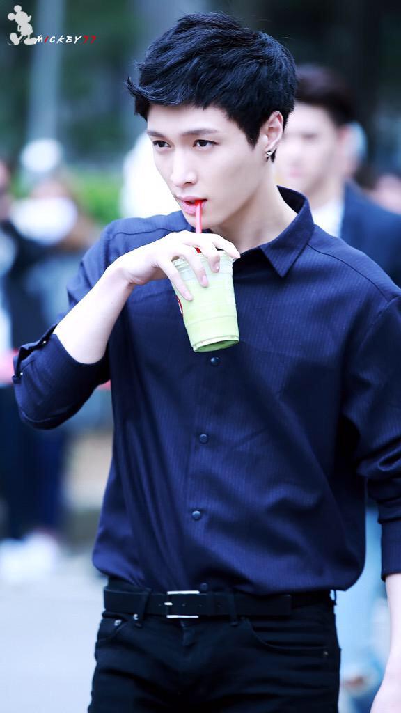 DewRelease's tweet photo. ดอกไม้จะสวยที่สุดเมื่อถึง���วลาของมัน ขอบคุณผู้ใหญ่ที่มองเห็นน้อง และขอบคุณโอกาสที่ดีขนาดนี้ TT #3yearwithEXO http://t.co/xdYet3hObD