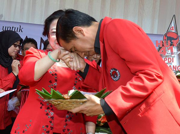 Al_Jabbar13's tweet photo. Salam dulu ke ibu nak hehe RT @VIVAnews: Pres @jokowi_do2 di Munas PDIP http://t.co/m5wlIPpubA http://t.co/mGSAwVi6XI"