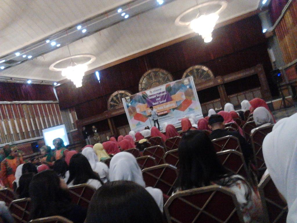 Kita lagi ikut doa bersama di pusdai bareng SMA se-kota bandung. Bismillah😊