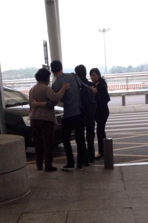 walnutfilled's tweet photo. #3yearswithLAY #3yearswithEXO the more you love your family, the more i'm fallin into you http://t.co/usKUtGTcIE