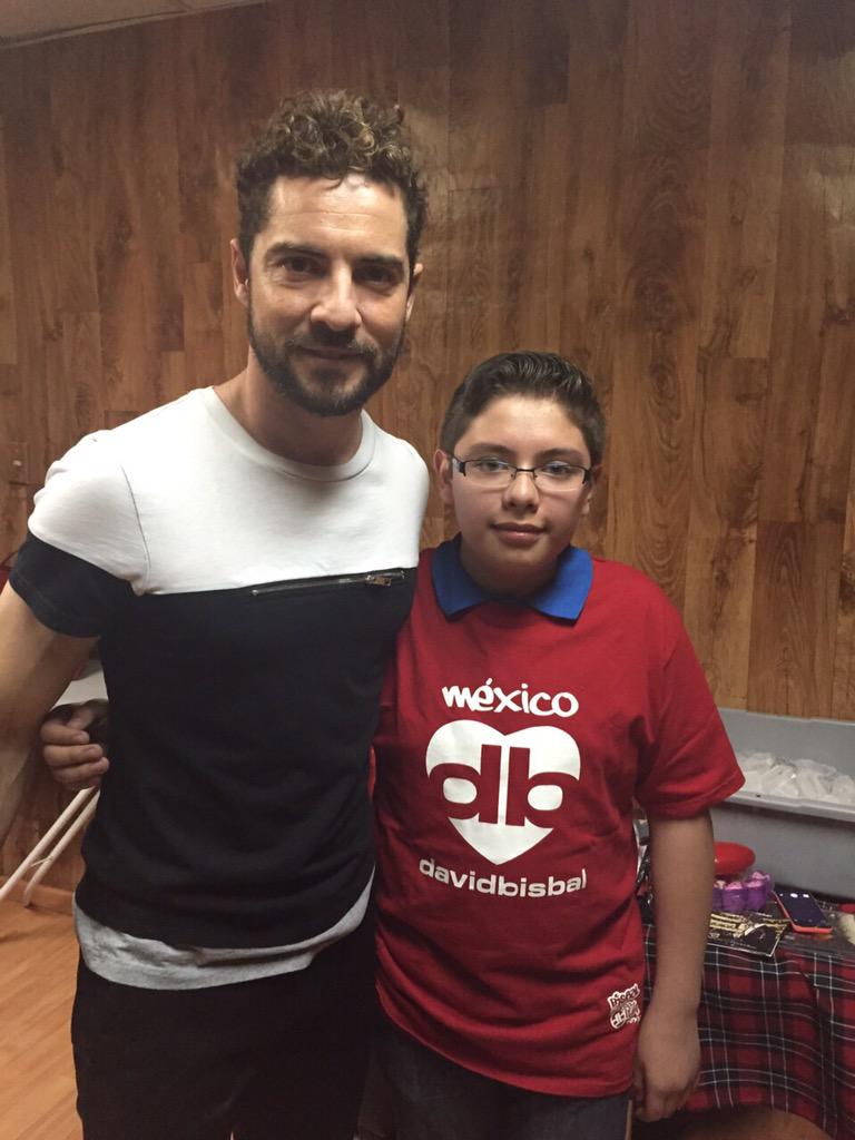 dbfanclubchile's tweet photo. "@BisbalSTMexico: Nuestros chicos en el meet and greet con @davidbisbal #dbtexcoco http://t.co/ialQobq85R"
