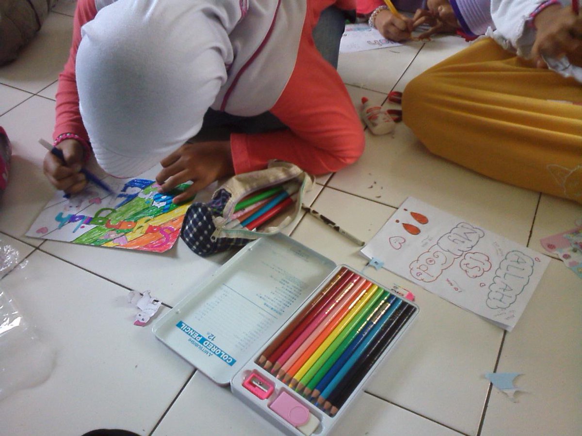 sigitkataqita's tweet photo. project art n design y3 @SDIT_LHI.bikin stiker kebaikan..dakwah through art, why not.. http://t.co/pNAXUMSej2