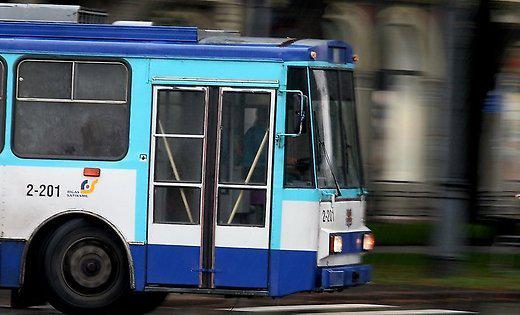 DelfiLV's tweet image. Latvijā par padomju laikiem atgādina 15.trolejbuss, uzskata ukraiņu studenti Rīgā delfi.lv/a/45784919