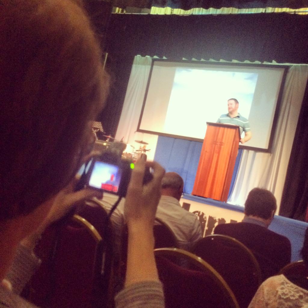 Haf Tan Graig yn cael llun bach o Rhodri Glyn ar lwyfan #llanw15 #balchder