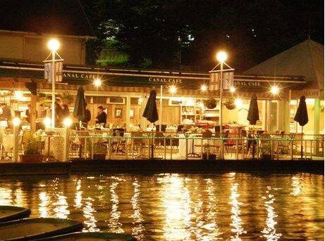 【CANAL　CAFE】（神楽坂）
水面をながめながら、ゆったりした時間をすごせるカフェ。
春夏シーズンにオススメです。