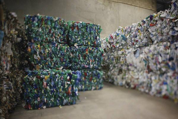 Le #recyclage des plastiques, une filière fragile mais cruciale -> dans <a href="/LesEchos/">Les Echos</a> bit.ly/1NT6wi6