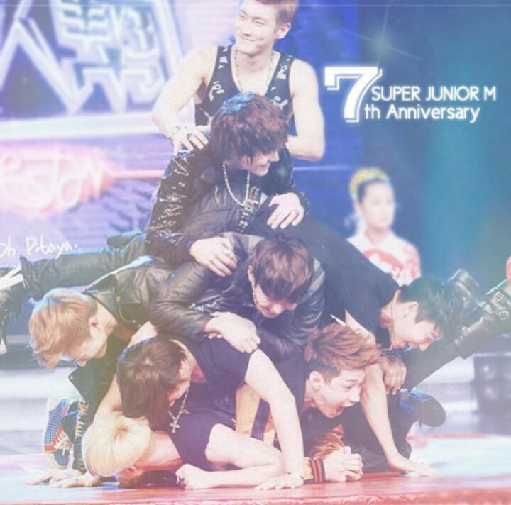 JoanaRHP's tweet photo. Disini sungmin push up style.. biar yg bawah ga terlalu sakit:^)@.SalahGaulSMTown: #SJM7thAnniversary #7YearsWithSJM http://t.co/mnM1b8qBQm"