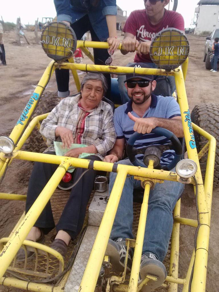 jadnb's tweet image. Mi tía dándose un paseito por playa las glorias jajaja