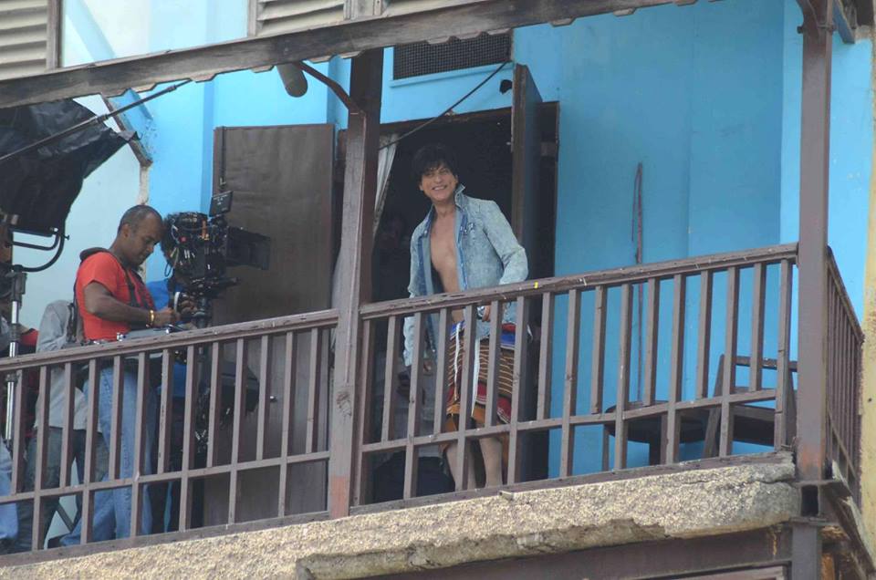 Beautagonal's tweet photo. @iamsrk on the set of 'Fan' #ShahRukhKhan http://t.co/3nYTw09fN6