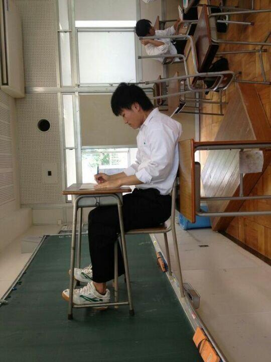 AGeribo's tweet photo. 勉強しすぎて重力おかしくなった。 http://t.co/vcqVN1W4yI