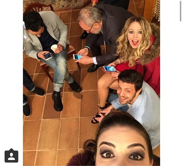 BY_AlaraKorel_'s tweet photo. Telefon manyağı olduğumuz kesin.. #set #BeyazYalan 🌸🌸 http://t.co/1v37h7V8cT