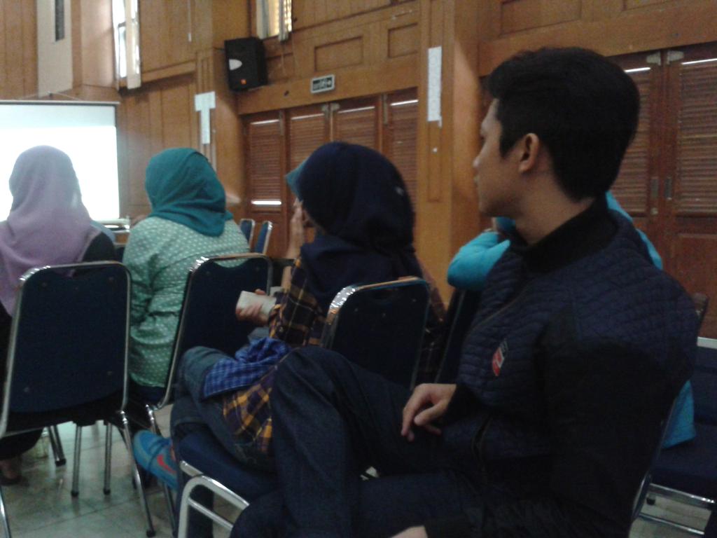 advocationday's tweet photo. Ini lagi serius merhatiin tentang beasiswa niiih :) mau tau tentang infoinfo beasiswa? Ayo merapat:) #AdvoDay http://t.co/zQsSr2Xfrn
