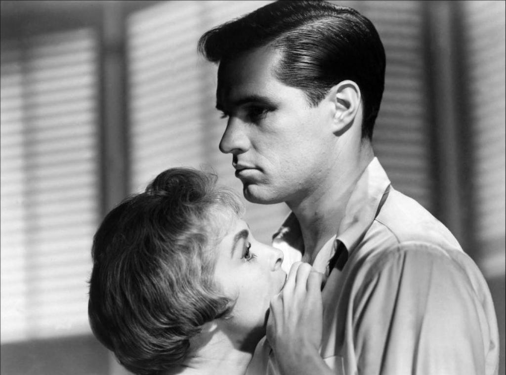 Happy Birthday John Gavin.
Sam Loomis is a main character in Psycho(1960) and was played by actor John Gavin. 