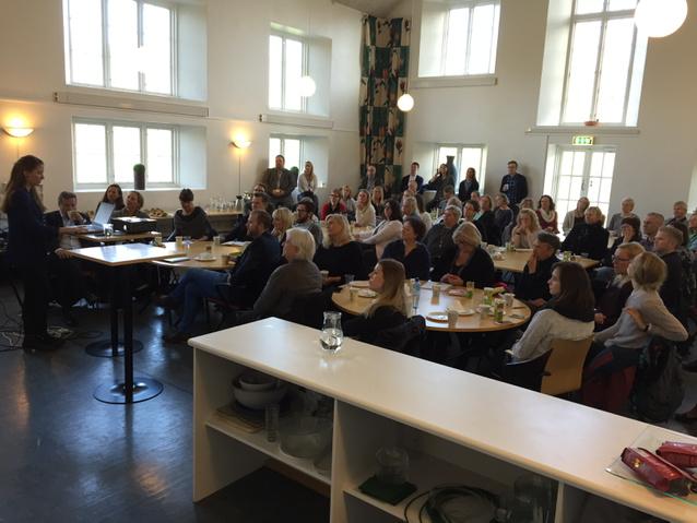 ottovold's tweet image. Fullt hus. Kommunikasjonsforeningen i Stavanger på besøk hos @NRKRogaland. @eirlar deler NRKs kunnskap om SoMe.