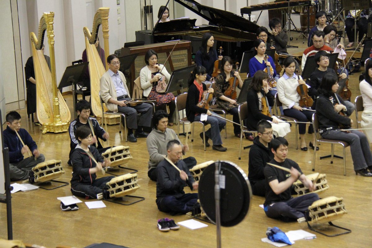 大阪フィルハーモニー交響楽団 7人で締太鼓を演奏し 始めた鼓童の奏者は 途中で2人が大太鼓に移り また戻った後 最後には中太鼓に3人が移動 和太鼓とオーケストラは交わることなく並走しているよう それこが この曲の魅力 ライブでどうぞ Osaka Phil 和 大阪フィルハーモニー交響楽団 7人で締太鼓を演奏し 始めた鼓童の奏者は 途中で2人が大太鼓に移り また戻った後 最後には中太鼓に3人が移動 和太鼓とオーケストラは交わることなく並走しているよう それこが この曲の魅力 ライブでどうぞ Osaka Phil 和