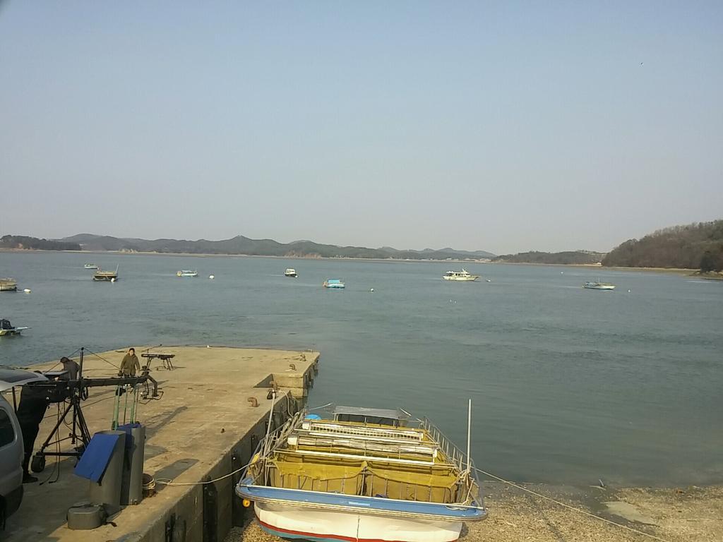 ZittenUk's tweet photo. 방송인이 된듯한 이번주입니다. 어제는 난장 녹화. 오늘은 공감녹화. (본 편 녹화는 아니고 특별편에 한 곡만.) 그리고 내일은 라디오 라이브. 아 춥다.. http://t.co/mcIDE7otbD