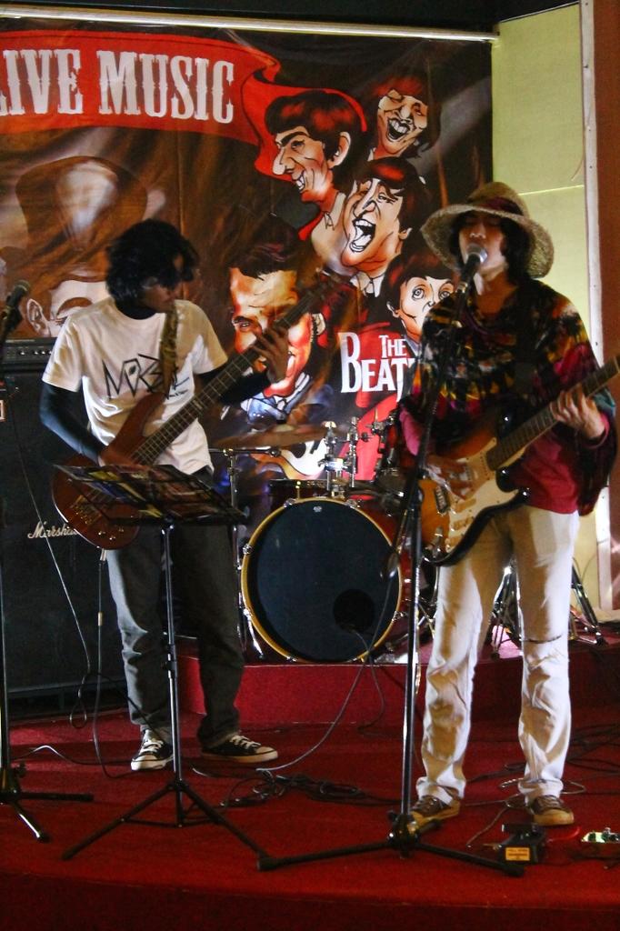 NRLCloth's tweet photo. Live music @veinrov jo basist wearing noreal cloth thank you jo! http://t.co/AXycrOP7ft