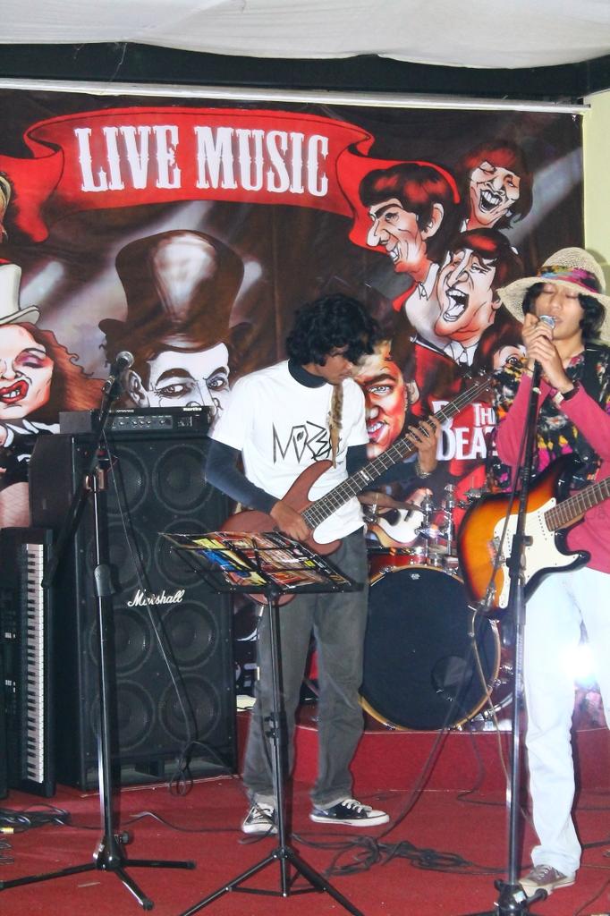 NRLCloth's tweet photo. Live music @veinrov jo basist wearing noreal cloth thank you jo! http://t.co/AXycrOP7ft