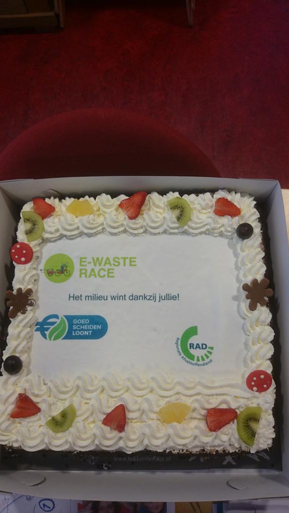 Vandaag eten we taart als dank voor de inspanningen bij E-waste.