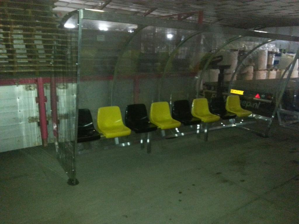 svduiveland's tweet photo. Vandaag zijn ook 4 nieuwe dugouts gearriveerd!  Weer een mooie upgrade van het Oostersportpark! http://t.co/POTgzfYnfO
