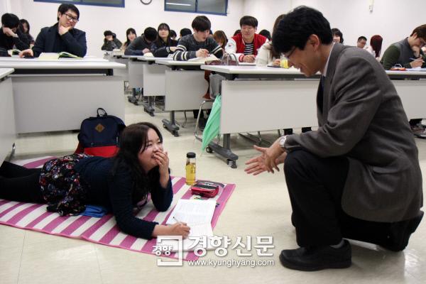 불의의 사고로 장애 판정을 받은 한 여대생이 엎드려서 수업을 받는 모습이 화제가 되고 있습니다. 엎드려 있는 그 모습이 우리를 일으켜 세우네요. 꼭 꿈을 이루시길... goo.gl/zFw2Zr