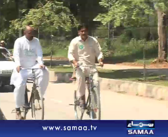 SAMAATV's tweet photo. Jamshed Dasti arrives at Parliament on bicycle ahead of #CorruptionCampaign.
Watch: http://t.co/utodjrngnI http://t.co/64LuL76Z3B