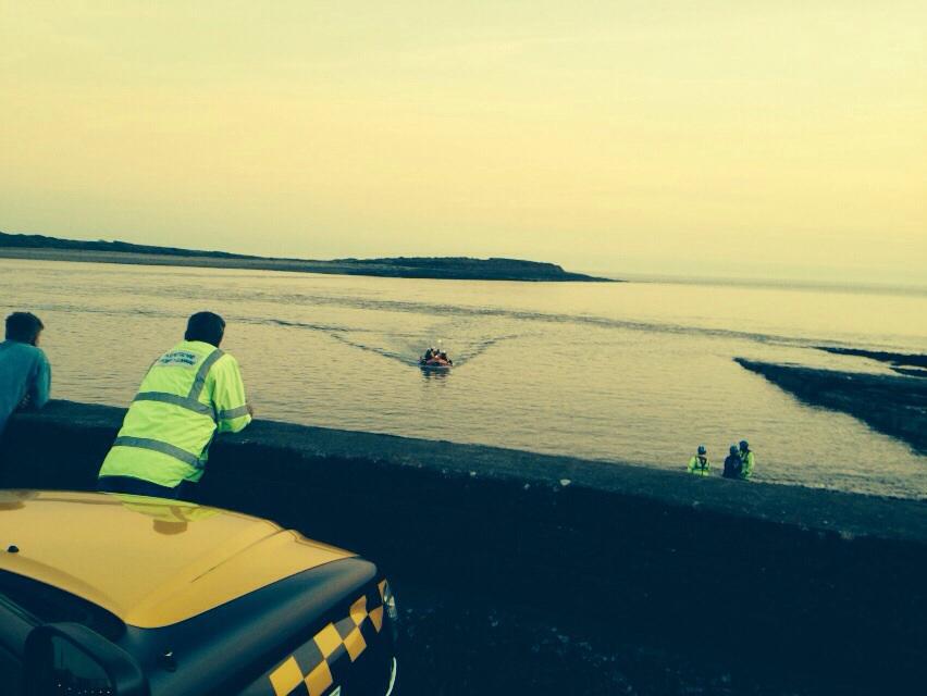 HmcgPenarth's tweet photo. Incident 09* 07 Apr, 19:39 #Penarth Coastguard &amp; @RNLIPenarth tasked to #Sully Island for one person cut-off by tide. http://t.co/gIAHVBJBth
