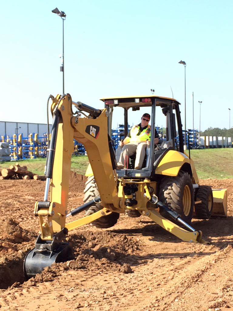 lawnlandscape's tweet photo. Checkout @CaterpillarInc's new #CatBackhoeLoader http://t.co/mlbhwVkP7J