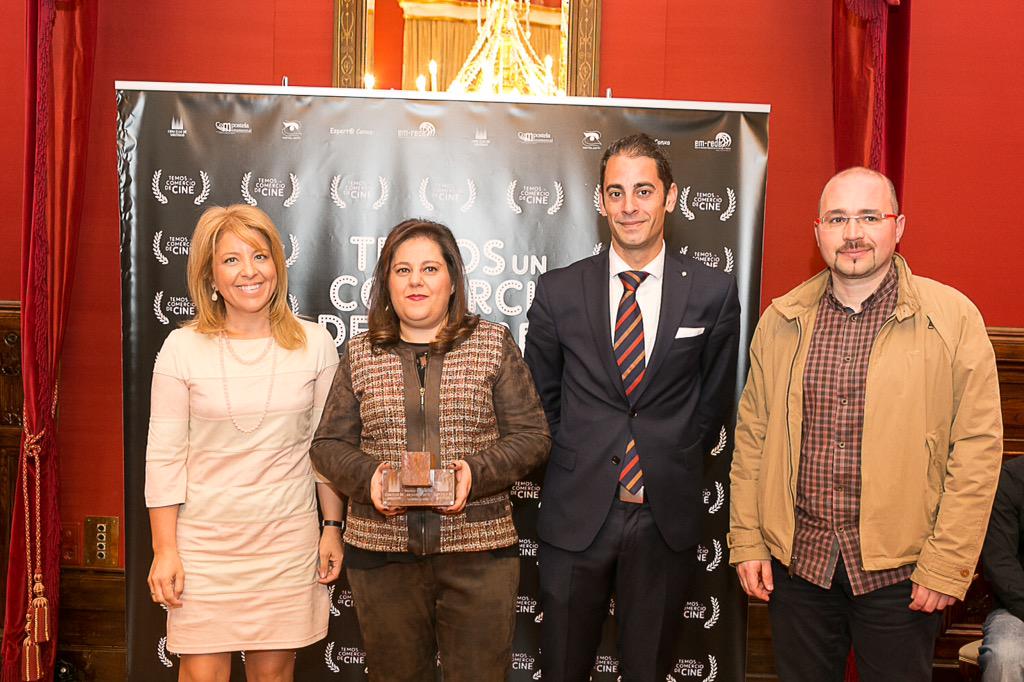 REYESLEIS's tweet photo. premios @comerciodecine  co alcalde @Agustin_Stgo, Sol Vázquez, asociacións e os protagonistas premiados 👏 http://t.co/3wIDyYz5rJ