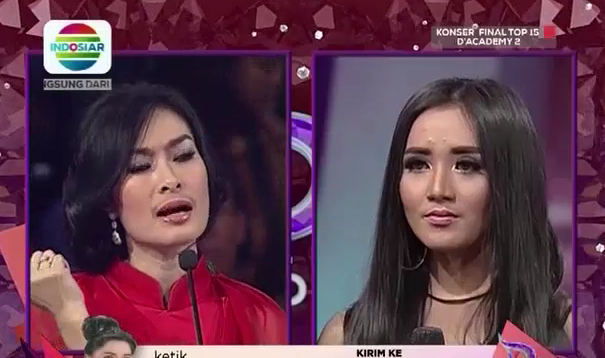 Indosiar's tweet photo. Teh @iis_dahlia bilang @DA2_Titik tu apalah apalah sexy, bisa memanfaatkan objek dengan baik #DAcademy2 http://t.co/i7yKgmtXC4