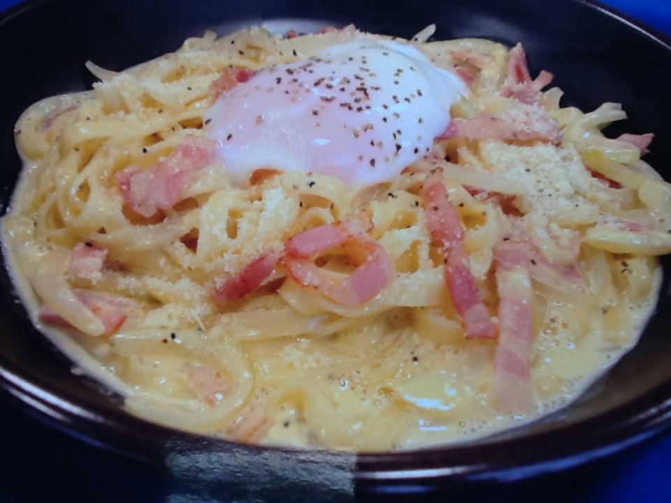 シェフ村上 生パスタのカルボナーラ イタリアでは炭焼きのパスタ 炭焼き職人風 と言われている 最後にかける黒胡椒が炭の様に見えるんだって 相当かけるんだろうね カルボはイタリア語で炭 英語だとカーボンだよね 今日は更に温泉卵の卵黄もトロトロ