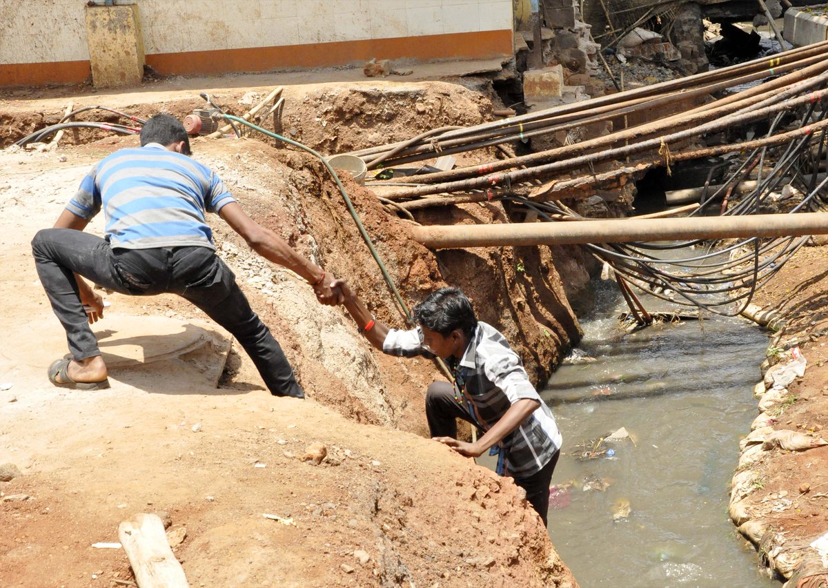 allaboutbelgaum's tweet image. #belagavi #civicproblems Saathi Haath Badana Near Amba Bhavan road closed for over 3 months this is how we cross
