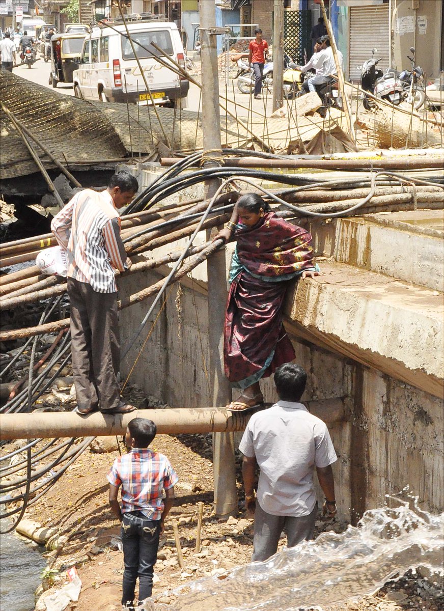 allaboutbelgaum's tweet image. #belagavi #civicproblems Kuch Toofani Karte Hain Near Amba Bhavan road closed for over 3 months this is how we cross