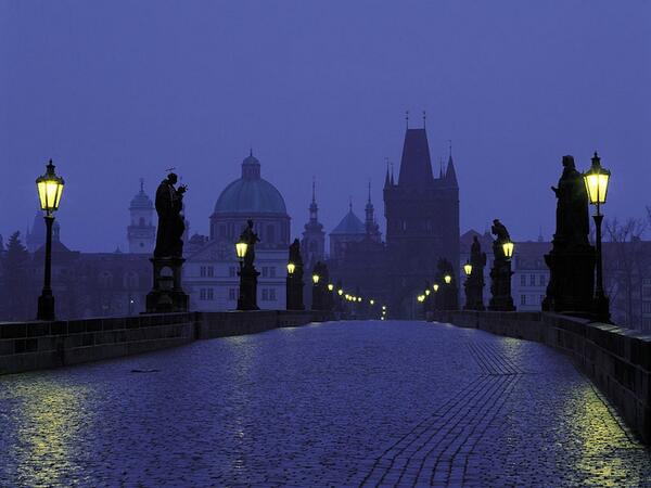 DariaTutor's tweet image. プラハを流れるヴルタヴァ川にかかるカレル橋（Charles Bridge） - チェコ