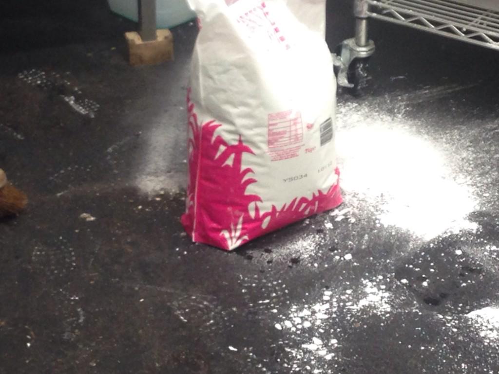 Little1Katy's tweet image. @lulucoffeeco When your big bag of icing sugar has a hole in &amp;amp; you can't  find where.....#bakersproblems #epicfail