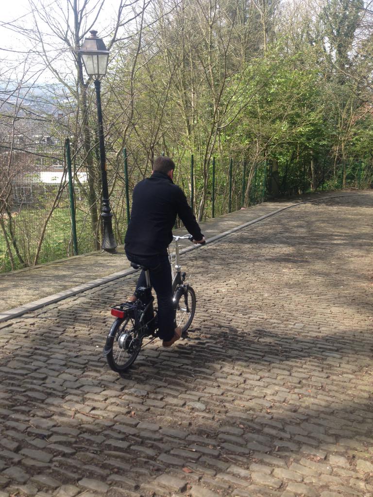 BartMeese's tweet photo. Filmpje opnemen op #demuur
Met #ebike #SWYFF #creacontent http://t.co/bH8rMI2UI0