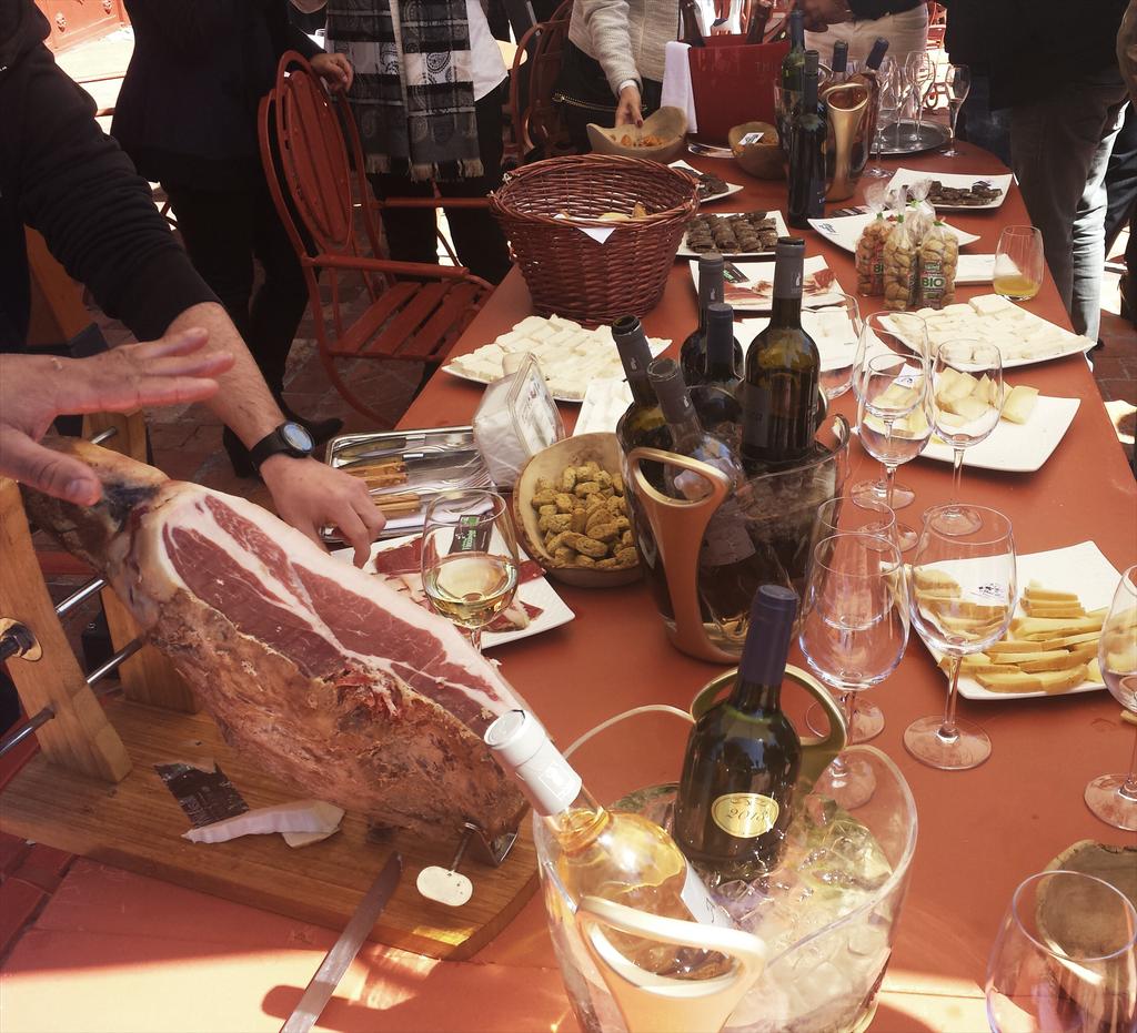 Après la conférence de presse,  c'est l'heure de découvrir les produits locaux !
#Somerocontest #Corsica