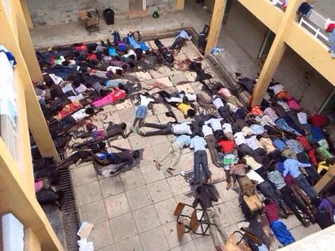 1osCristianos's tweet photo. #GarissaAttack Vigilia mundial de oración por  víctimas del atentado de la universidad #Kenia http://t.co/qJbHxOod7S http://t.co/z1uMynDLbW
