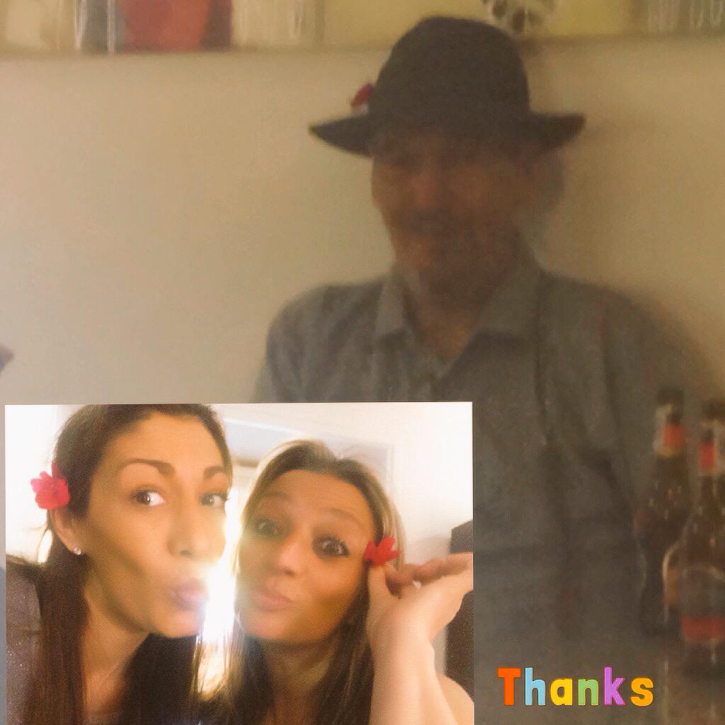 Ir a desayunar con <a href="/Isacasticasti/">Isabel Casti</a> y que nos regalen flores... Qué grande!!!Aun quedan caballeros o tiroleses 😂