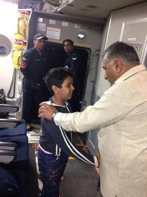 Vande_Mataram's tweet photo. The selfless Jawan! Jai Jawan!
#InGeneralWeTrust
#HatsOffGeneral
#Presstitutes >>>#TimesNowDisaster http://t.co/8RIjvY5mi9