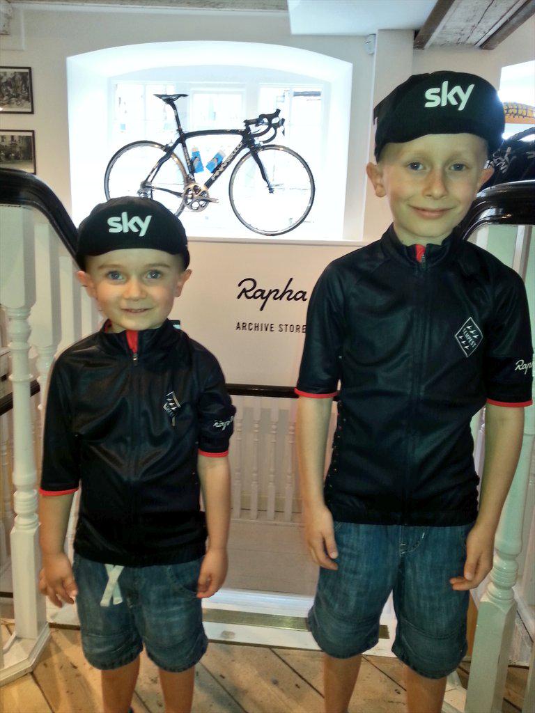 PhilthyRider's tweet photo. 2 happy custs #raphaarchive @rapha_uk a must visit #loadsofstock #loadsofsizes http://t.co/iYF34CQKiG