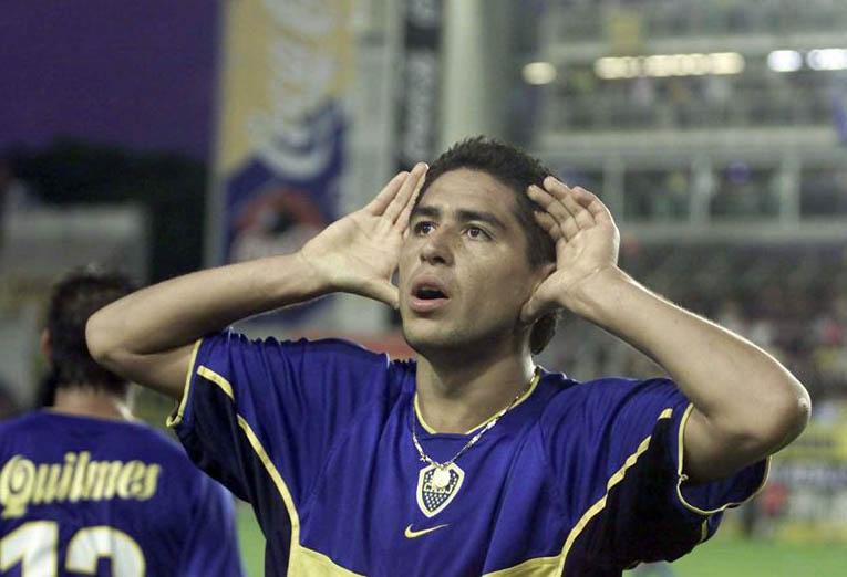 la12tuittera's tweet photo. #UnDiaComoHoy en 2001 Boca le ganaba a river 3-0 y Riquelme inmortalizaba el festejo del Topo Gigio 
(ph @jesfotos) http://t.co/jBCazn3y16